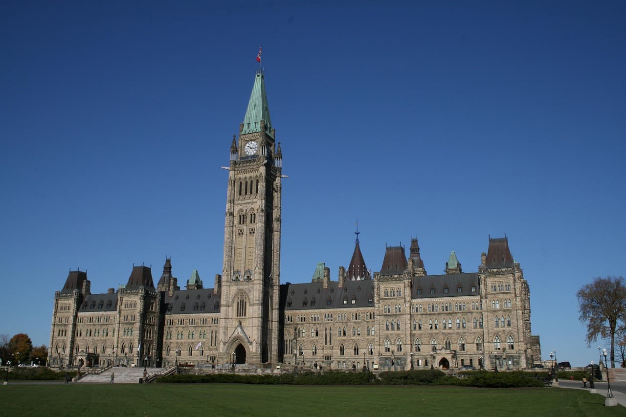 Cutting Migration: Australia's Economy Debate Turns to Canada