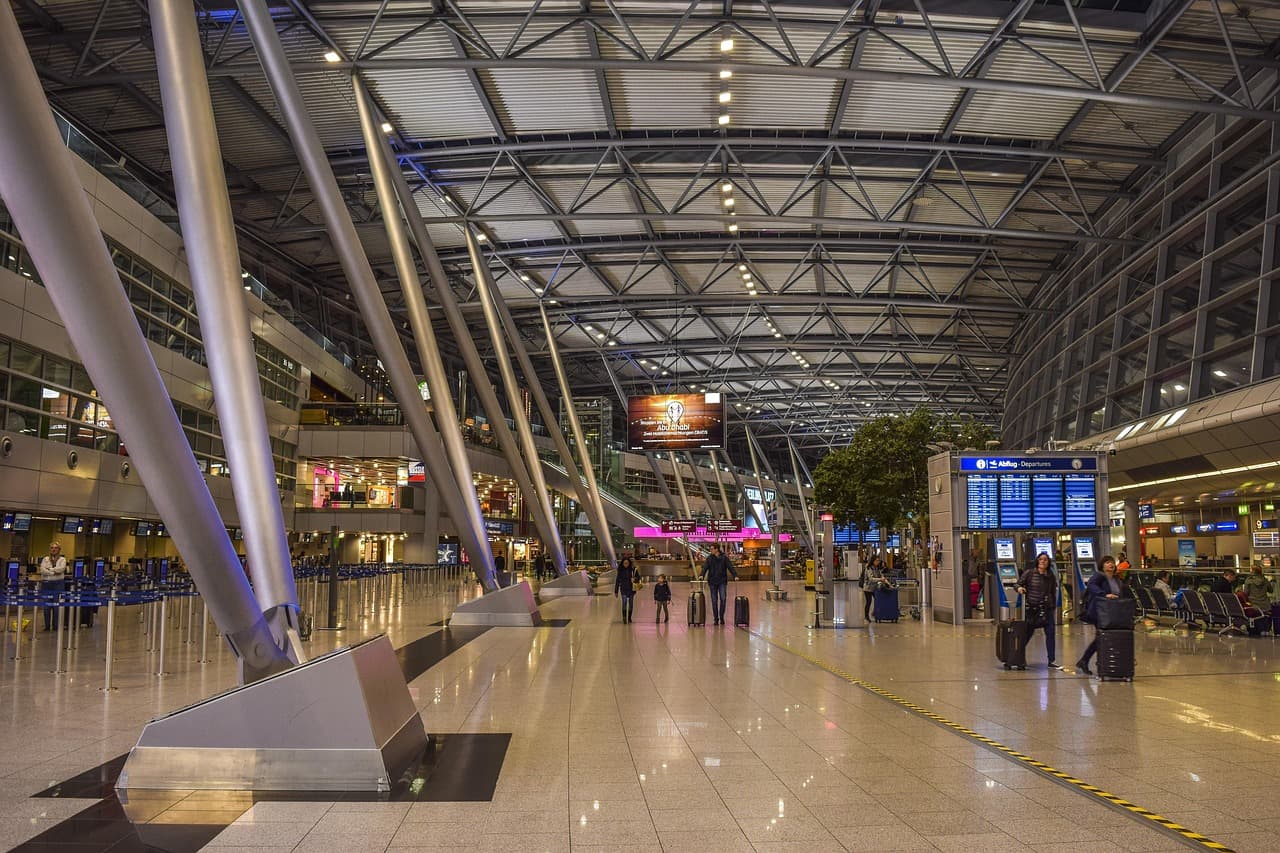 Houthi attack on Riyadh airport: five in intensive care, Saudi authorities silent