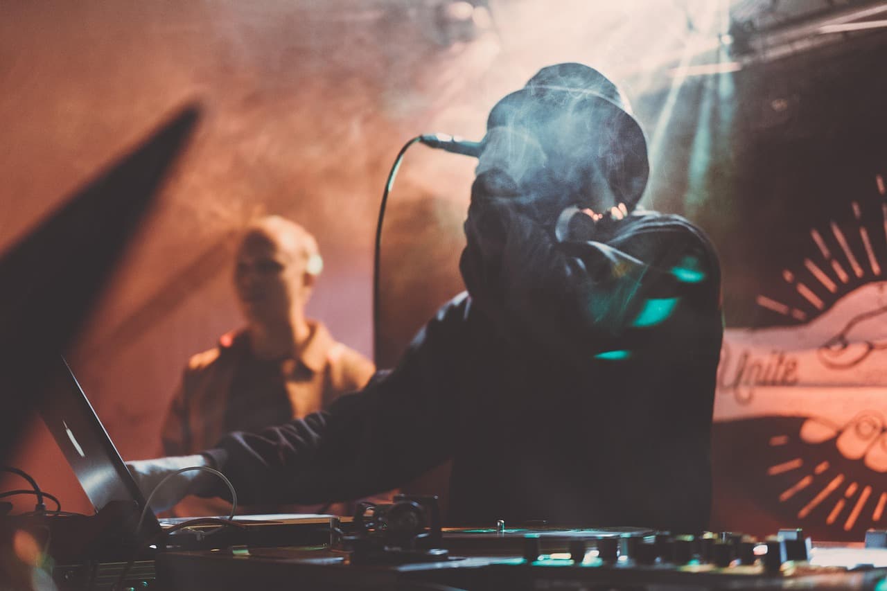 Afrobeats hypemen turn catchphrases and 100,000-volt energy into a profession