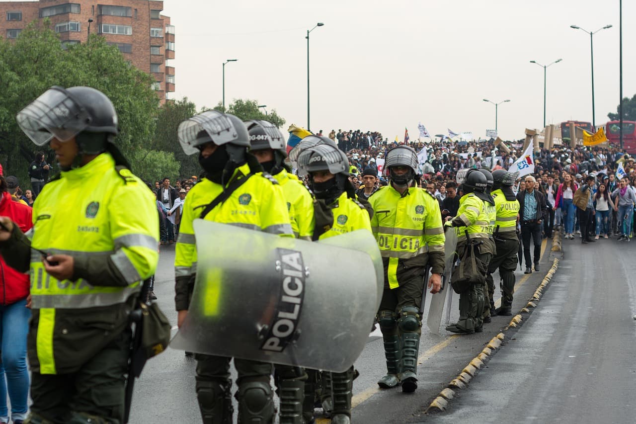 Colombia protests: thousands march against right-wing President Abelardo de la Espriella