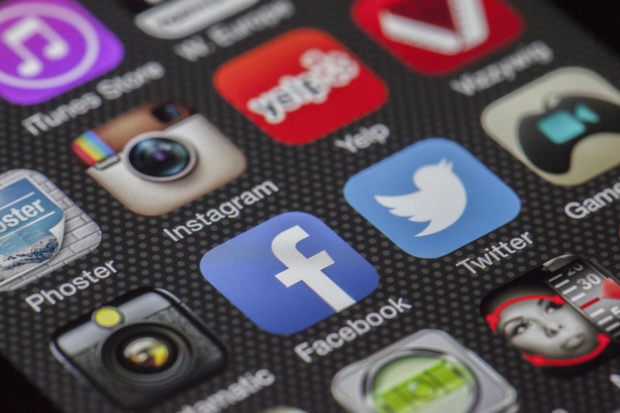 Digital Duty of Care Laws Won't Ban Manosphere Podcasts, Anika Wells Says