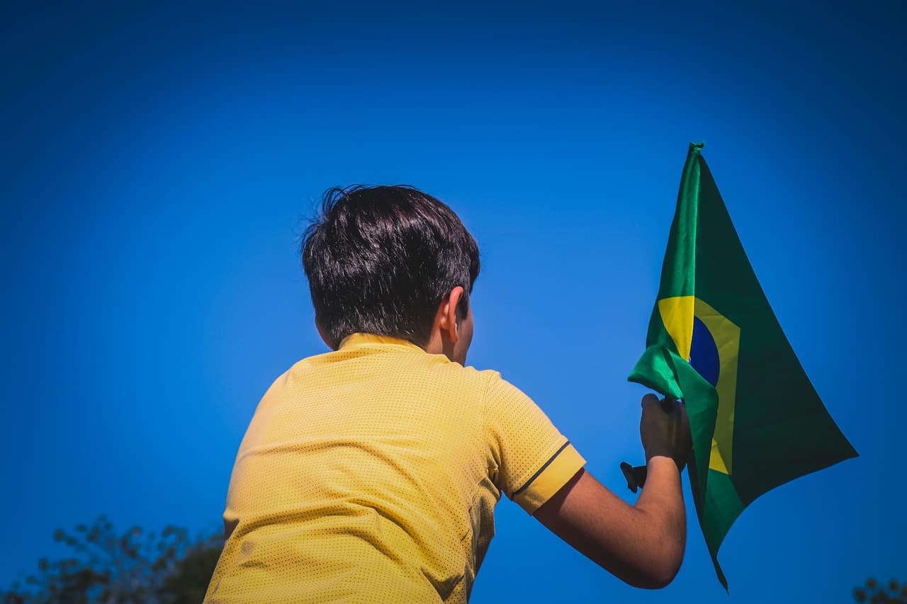 Flávio Bolsonaro's Brazil surge: crime fears, the evangelical vote and Lula's missteps