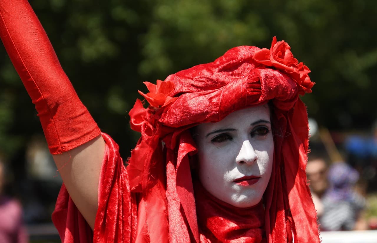 French protests: serious hand injury in Toulouse as police count 110,000 at Paris march