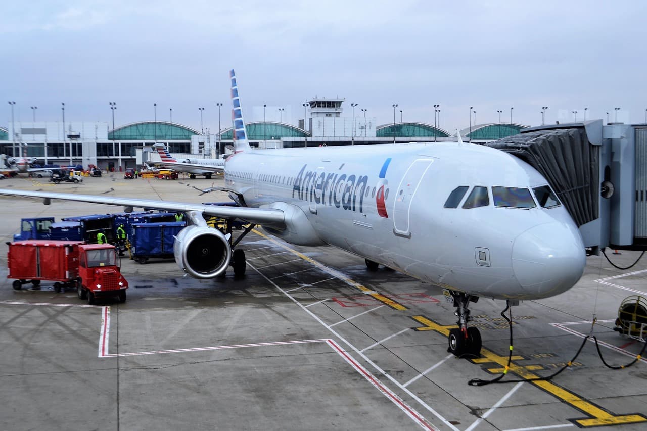 Missiles hit Aden airport as Yemenia flight to Cairo waits for takeoff