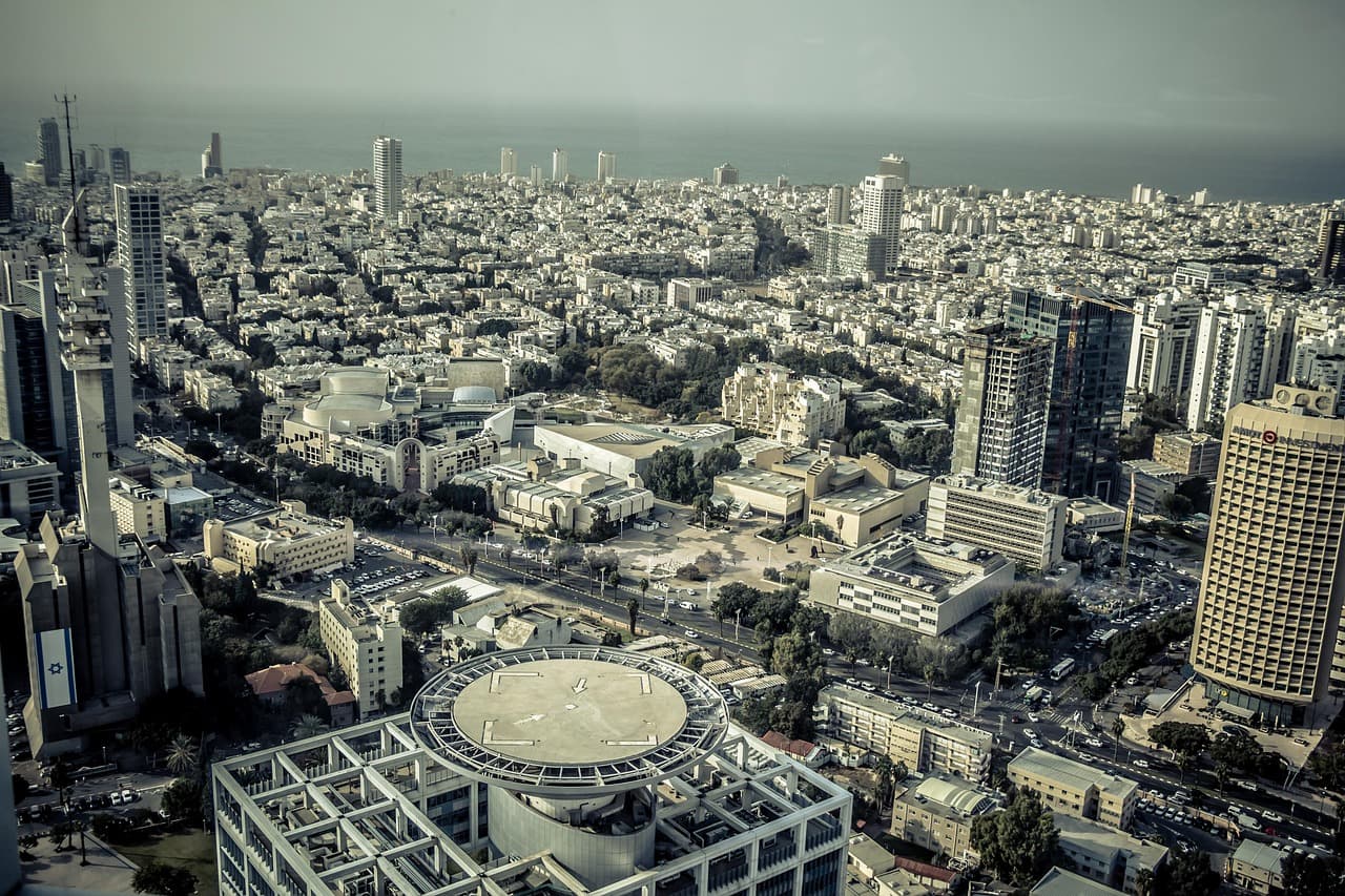 Israeli election: Barak warns Netanyahu could strike Iran to cling to power