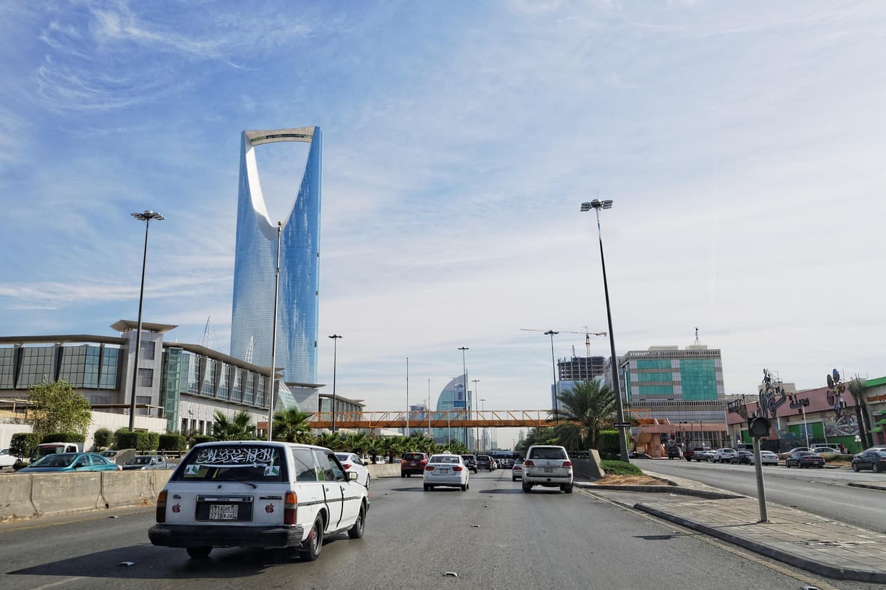 Macron makes unannounced Riyadh visit as Houthi attacks intensify and France seeks diesel