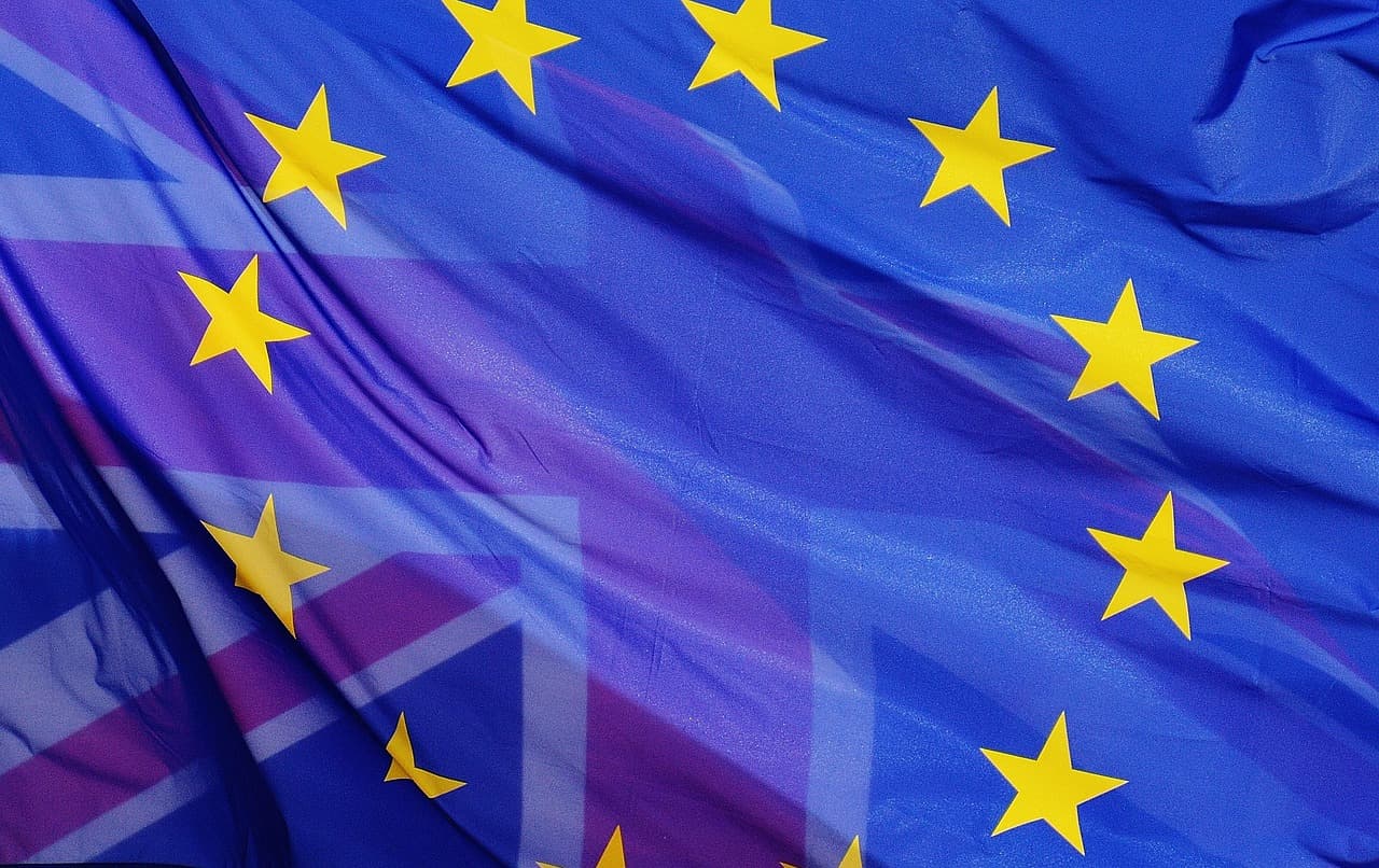 UK officials in EU talks that could include free movement return, Reynolds says